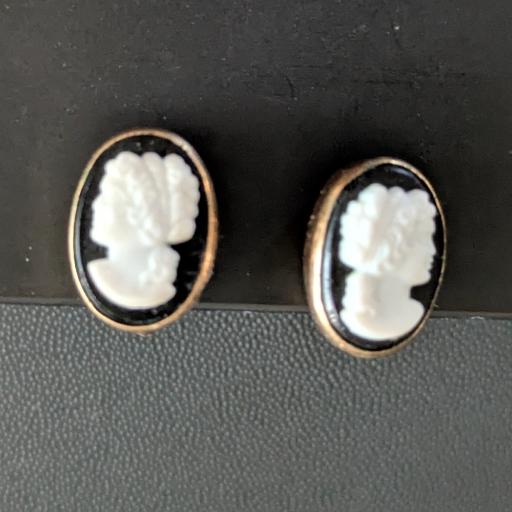 Vintage Shell Cameo Earrings Van Dell 12k Gold Filled.